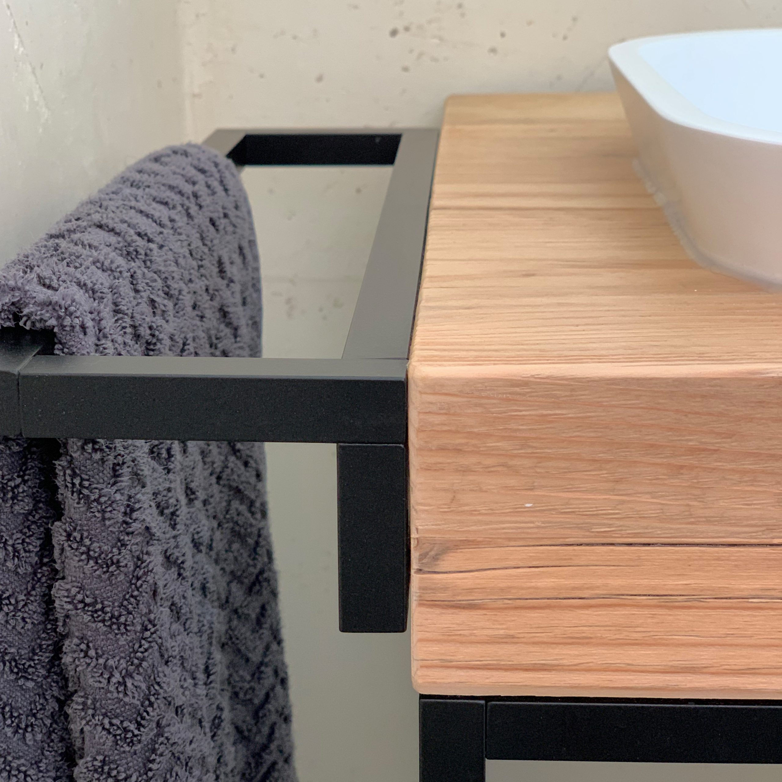 Genießen. Ein Badezimmer in natürlichen Farben. – t-raumwerk